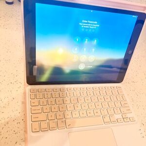 9th Gen iPad 8Gb, w/Pink Bluetooth Keyboard & Case